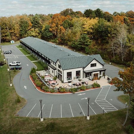 Hotel Berkshires Untold à Lenox Extérieur photo