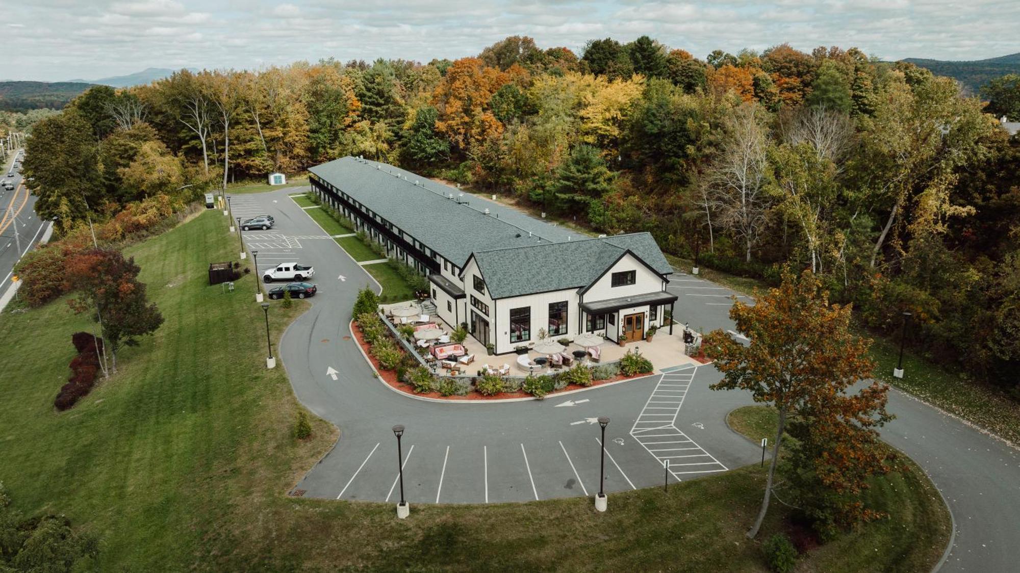 Hotel Berkshires Untold à Lenox Extérieur photo