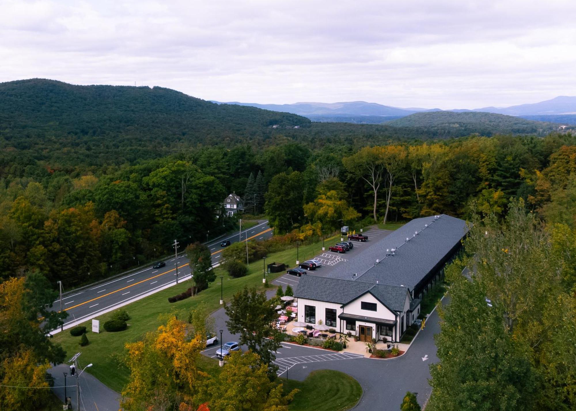 Hotel Berkshires Untold à Lenox Extérieur photo